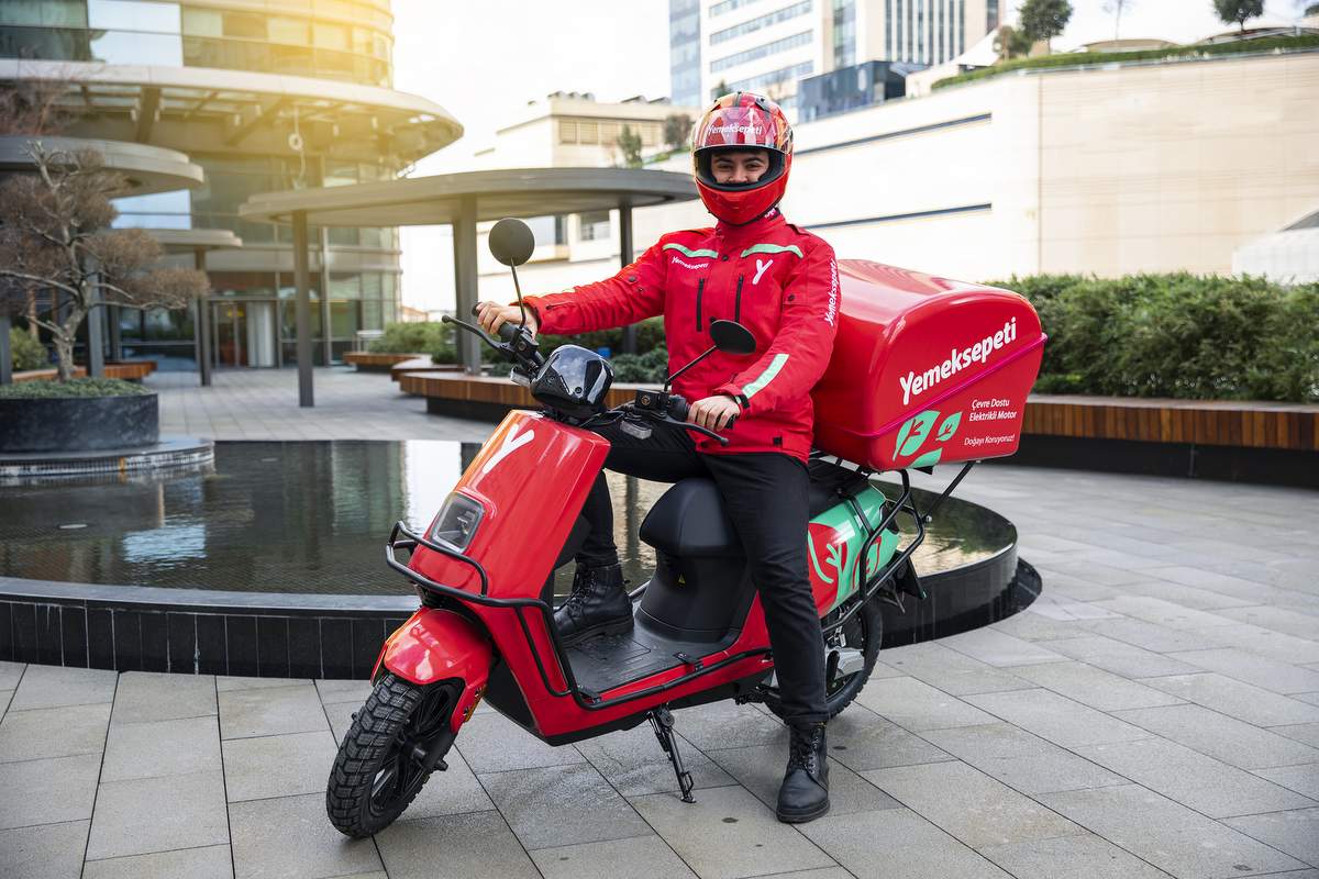 Yemeksepeti elektrikli motosikletlerle teslimata başlıyor