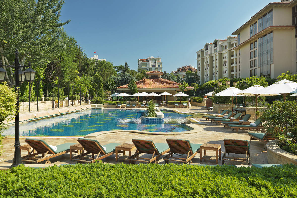 Grand Hyatt İstanbul’un yeşillikler içindeki bahçesinde havuz keyfi