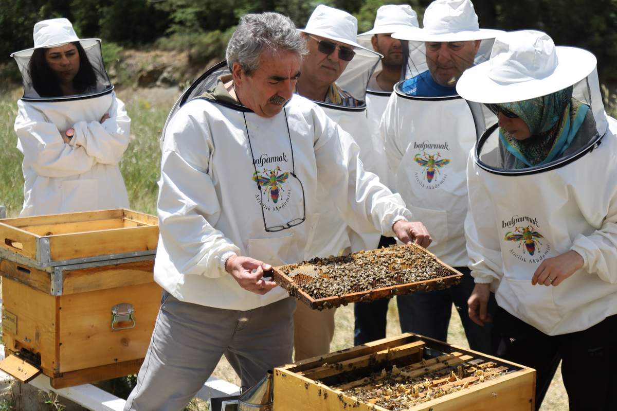 Balparmak Arıcılık Akademisi’nin yeni mezunları sertifikalarını aldı