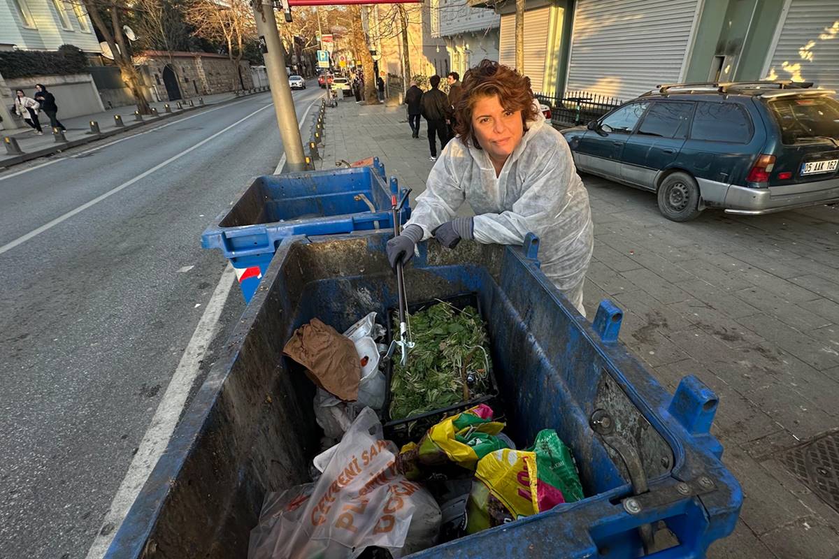 Şef Refika Birgül, gıda israfına dikkat çekmek için çöp konteynerine girdi