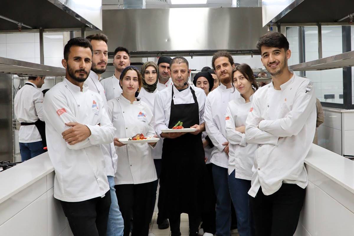 Veli Ekinci'den Ağrı İbrahim Çeçen Üniversitesi gastronomi öğrencilerine  uygulamalı eğitim 