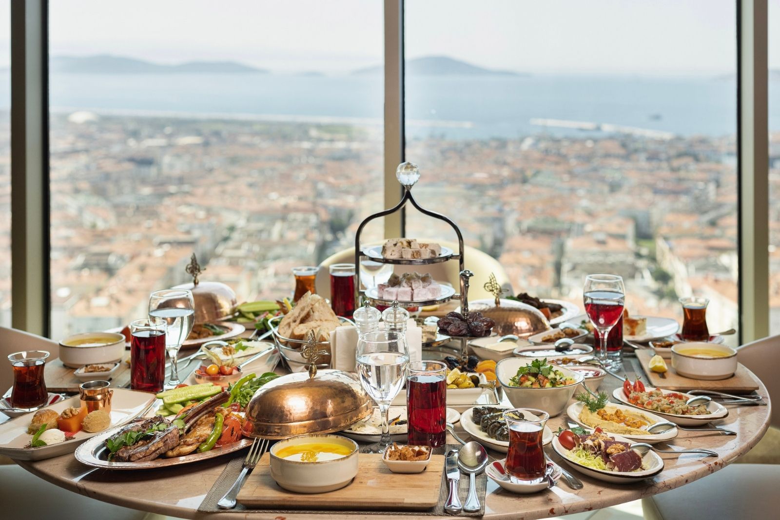 Elite World, iftar menüleriyle misafirlerini Ramazan sofrasına davet ediyor
