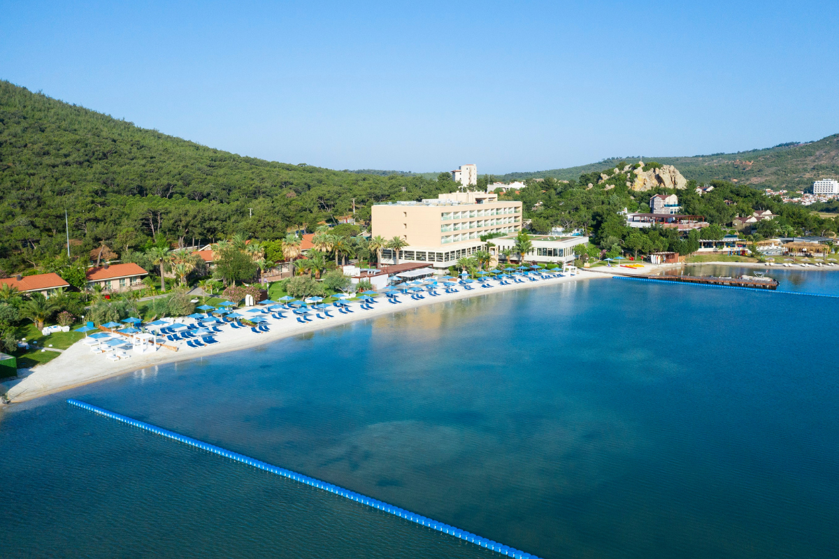 Yeşil ve mavinin buluştuğu eşsiz görsellik:  D-Resort Ayvalık