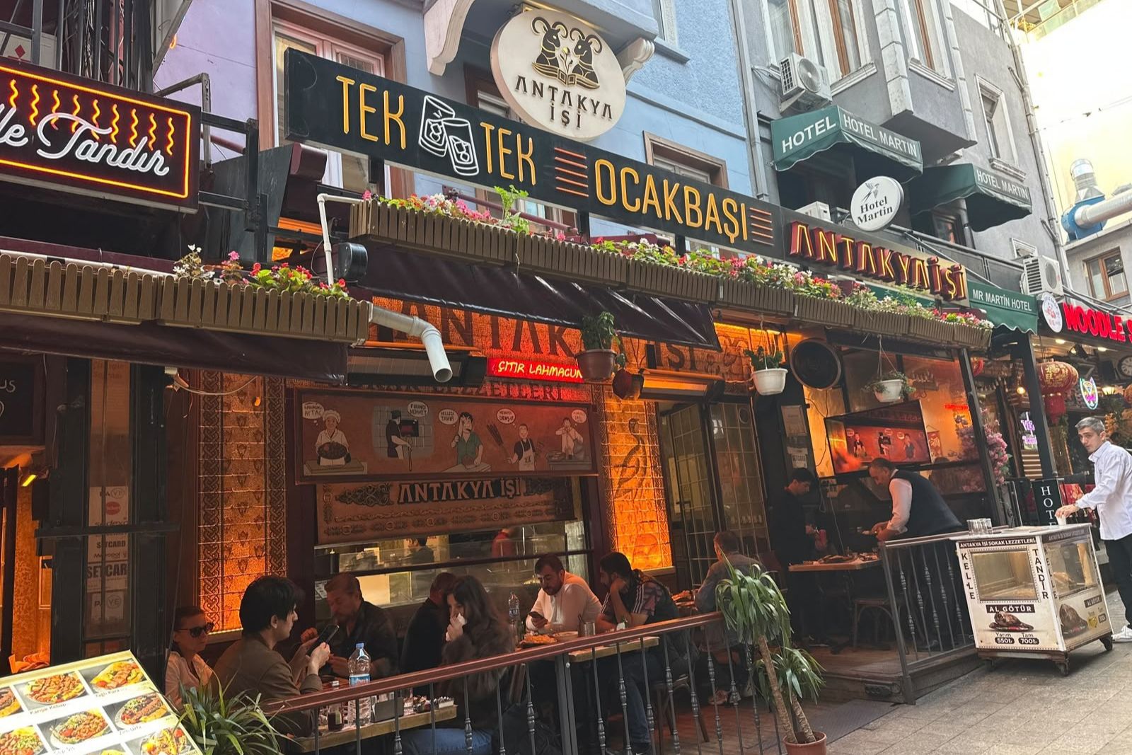 Beyoğlu ruhu Antakya İşi Sokak Lezzetleri’nde