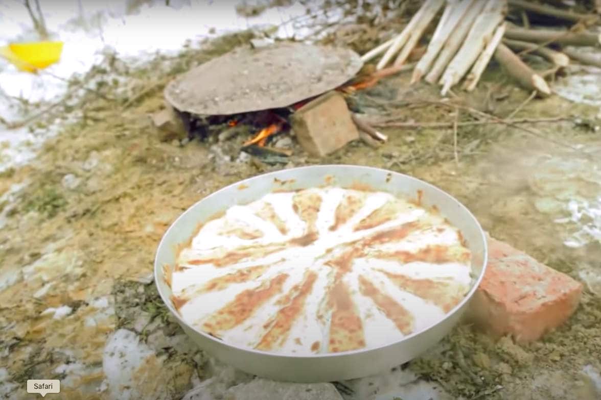 Ateşte pişen Arnavut yemeği  'Fliya'