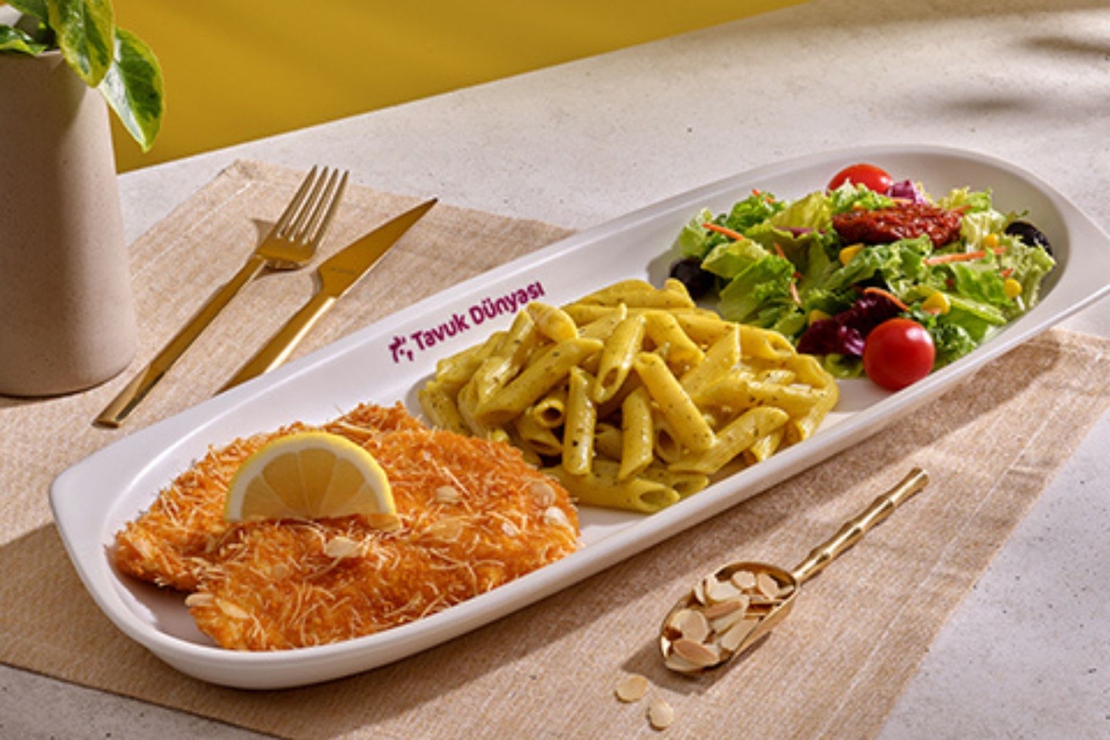 Tavuk Dünyası'ndan bademli çıtır schnitzel & churros patates