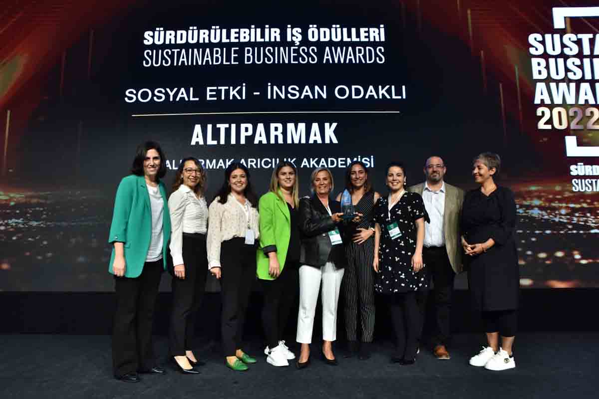 Balparmak Arıcılık Akademisi Sürdürülebilir İş Ödülleri’nden ödülle  döndü