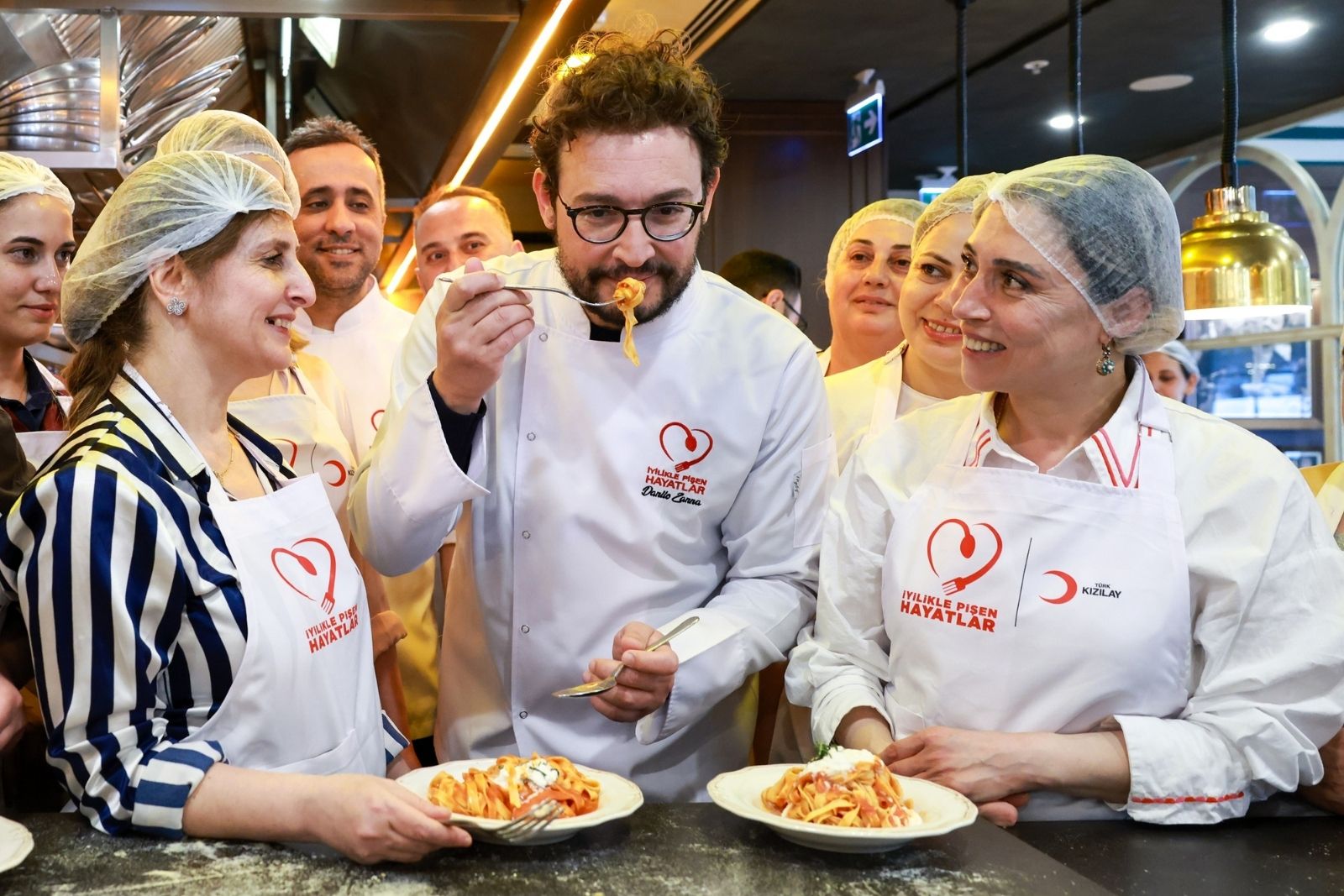 Şef Danilo Zanna depremzede kadınlarla aynı mutfakta buluştu