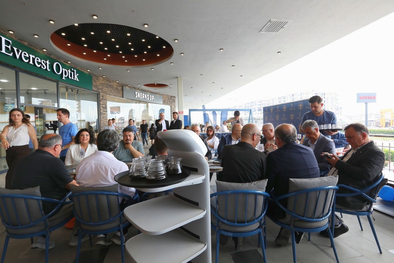 Servis robotlarıyla hizmet veren kafe açıldı