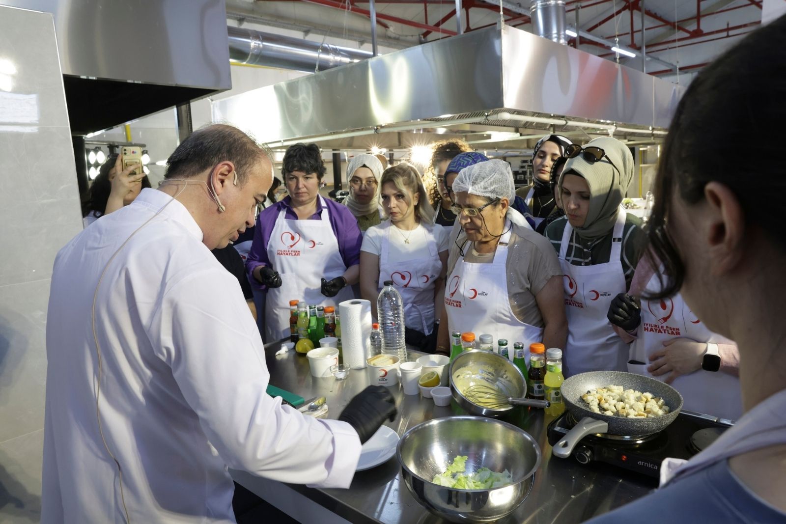 'İyilikle Pişen Hayatlar' aşçılık atölyesi Adana’da...