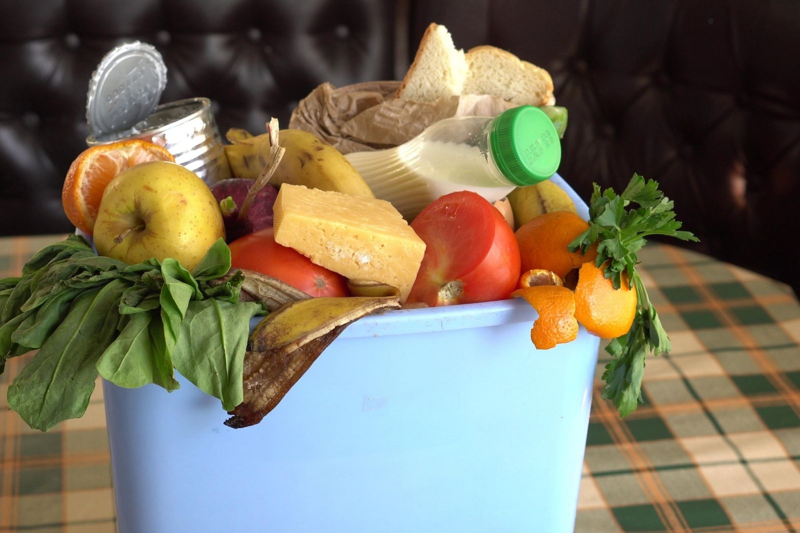 Yılda kişi başı 102 kilogram yiyecek çöpe gidiyor