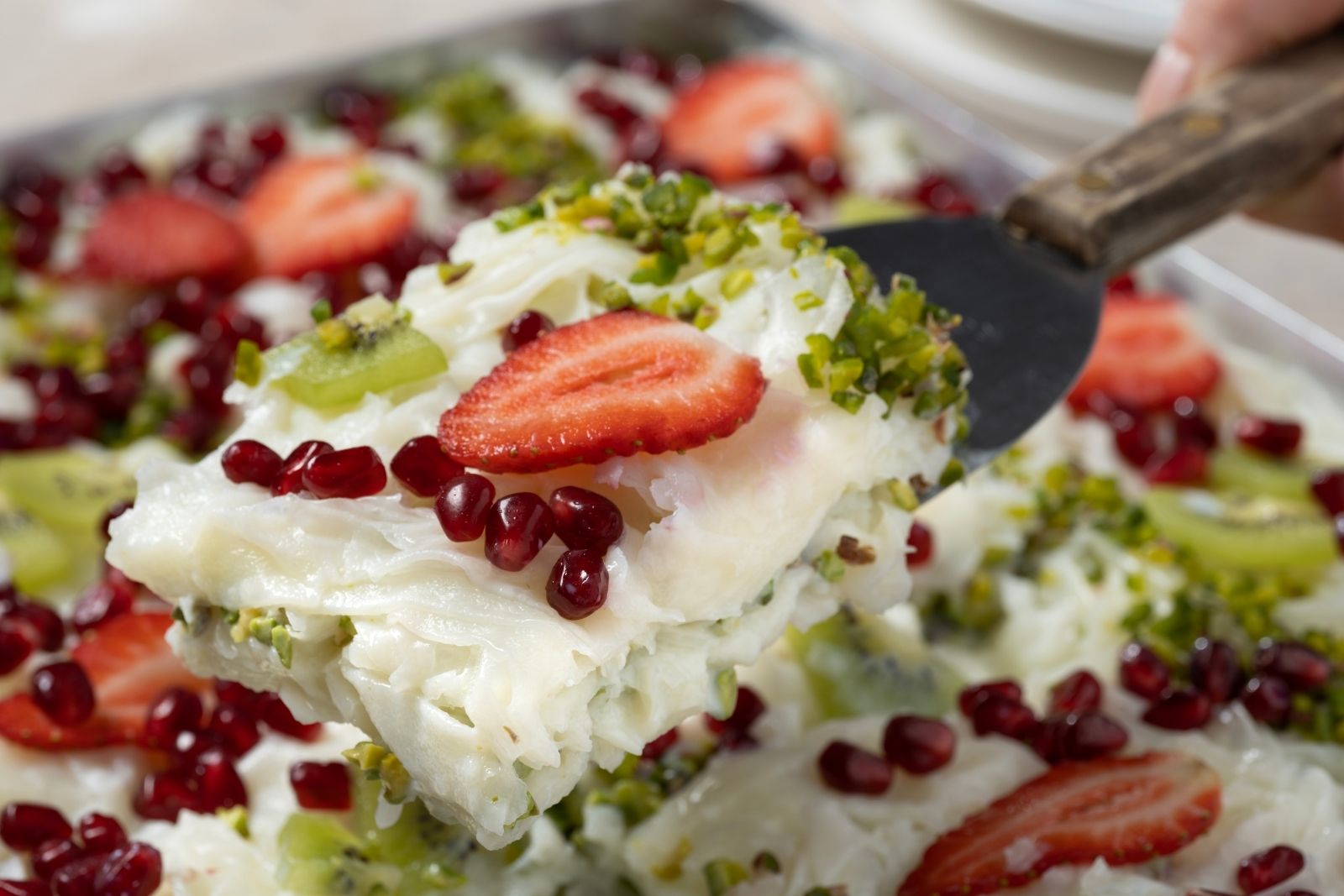 Cafer Erol, geleneksel reçeteye sadık kalarak Ramazana özel güllaç üretti