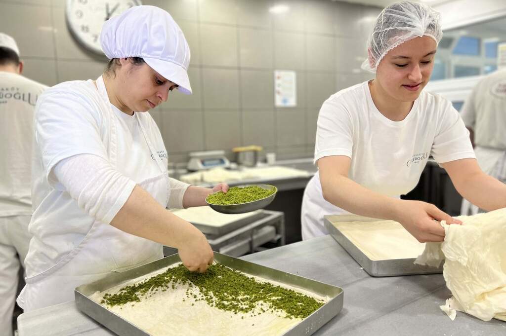 Karaköy Güllüoğlu ve Enstitü İstanbul İSMEK, kadın baklava ustaları yetiştiriyor