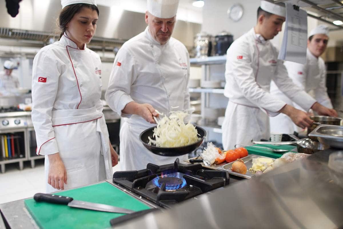 TUSİD'den İstinye Üniversitesi öğrencilerine endüstriyel mutfak dersi
