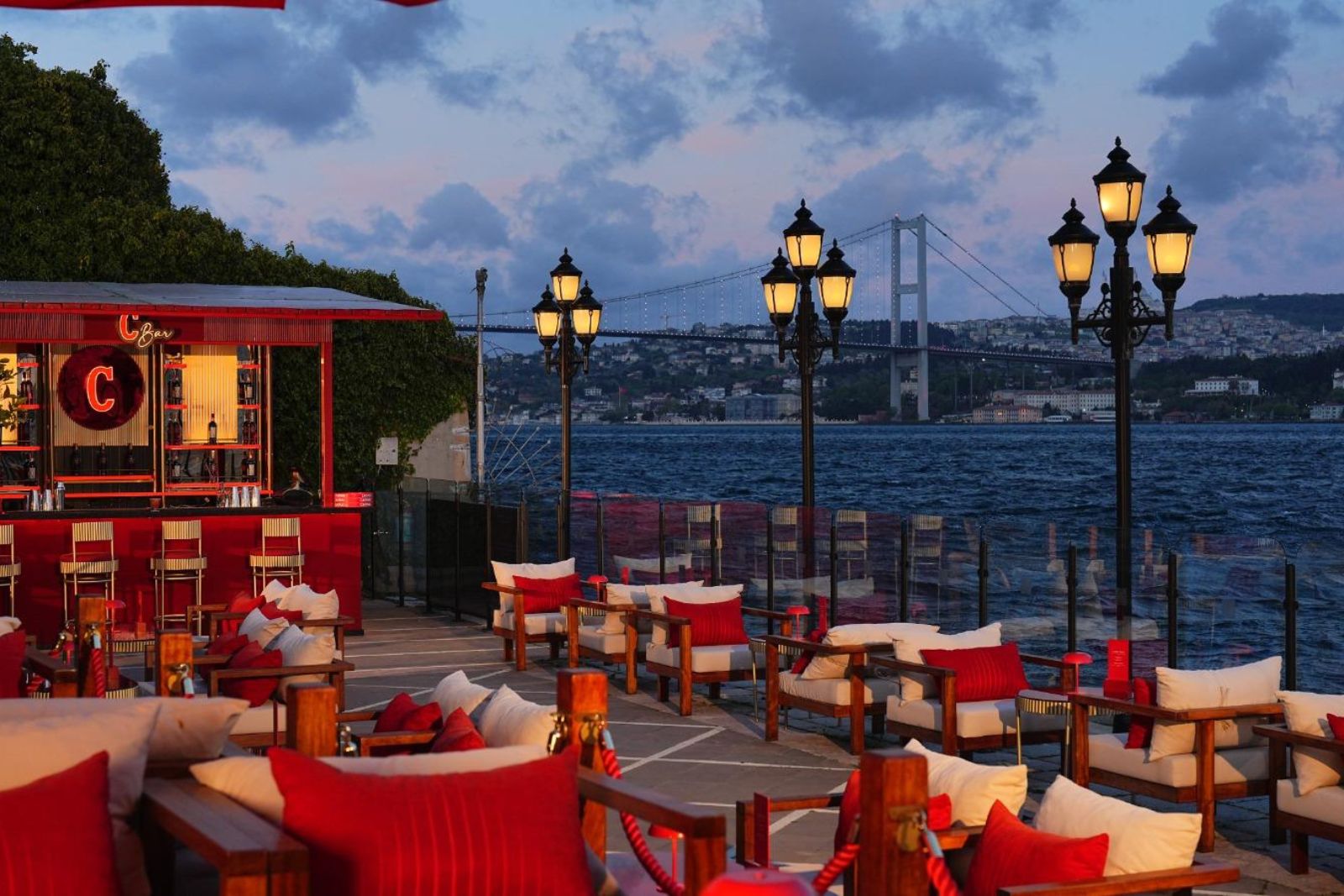 Çırağan Palace Kempinski İstanbul’un yazlık mekânı C BAR açıldı 