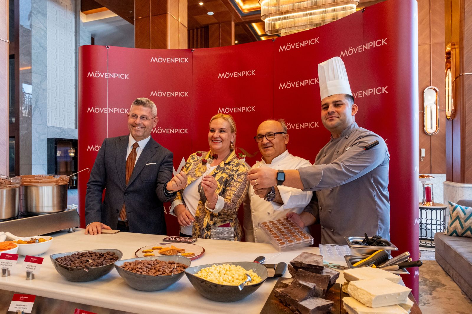  Mövenpick’in çikolata şefleri, Dünya Çikolata Günü’nde lezzet şölenine imza attı
