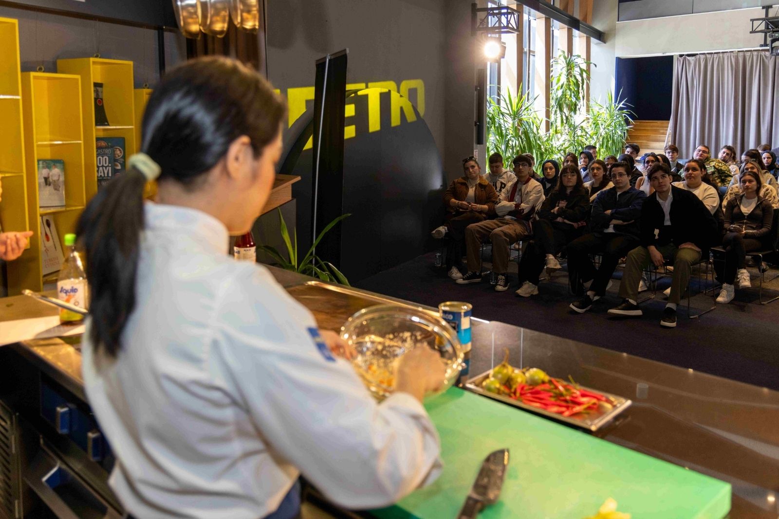 Ünlü Thai Şef Pailin Chongchitnant, Tayland sokak lezzetlerini tanıttı