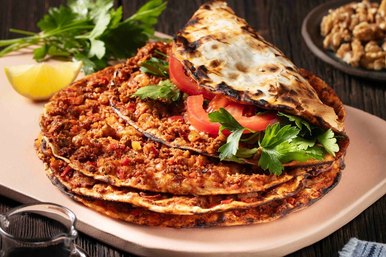 Gelenekten ilham alan lezzet: Pek Food cevizli & nar ekşili lahmacun