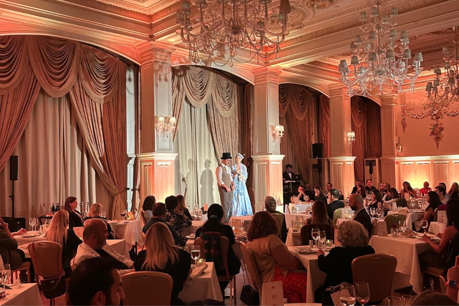 Pera Palace Hotel’de tiyatro eşliğinde akşam yemeği: Vadideki Zambak