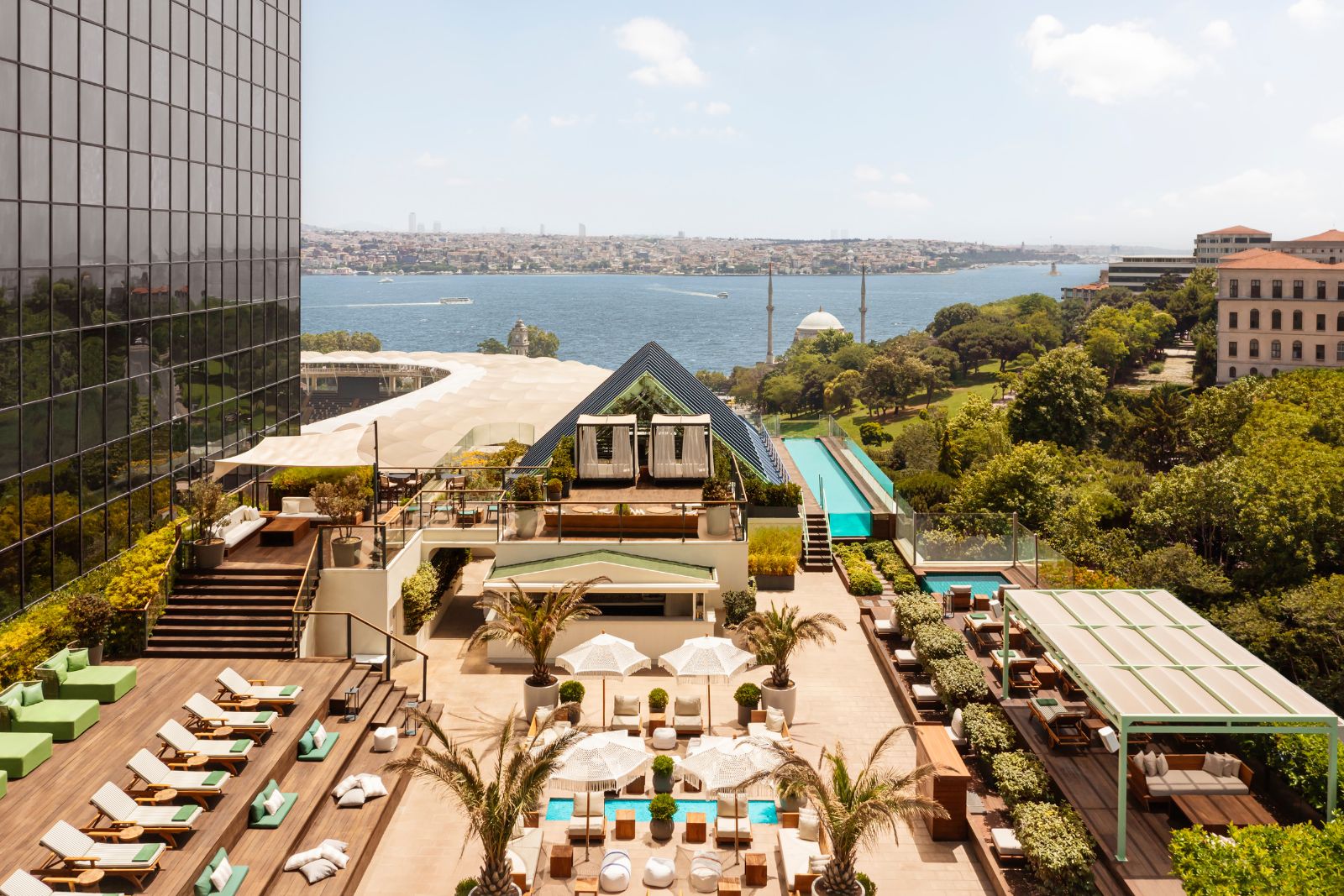 The Ritz-Carlton, Istanbul başarılarını küresel ölçekte üç kategoride taçlandırdı