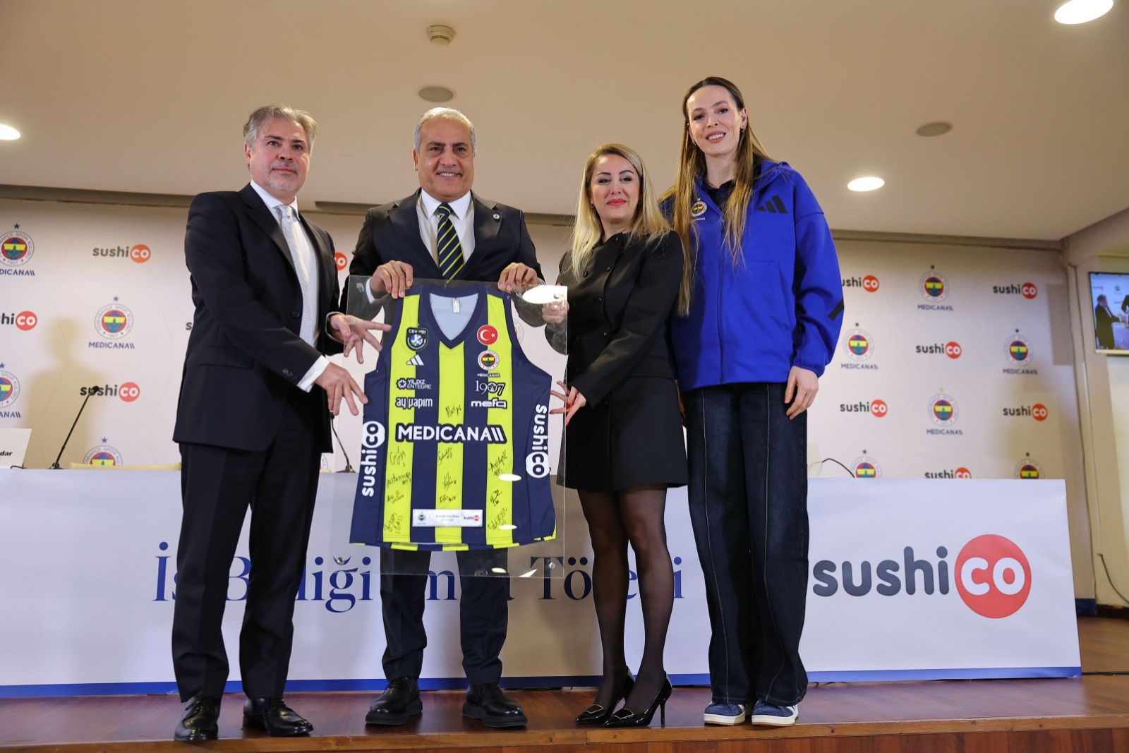 SushiCo Fenerbahçe Medicana Kadın Voleybol Takımı'nın resmi sponsoru oldu