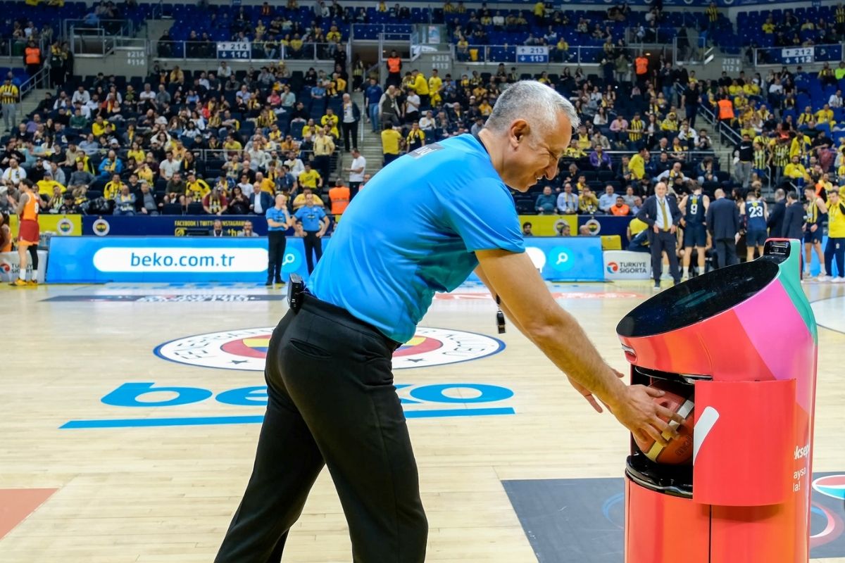 Yemeksepeti'nin teslimat robotu YEBO basketbol maçında!