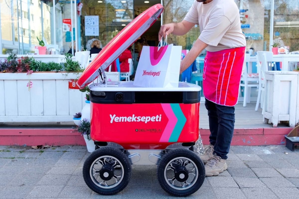 Yemeksepeti'nin Yemek Teslimat Robotu YEBO, Caddebostan sokaklarına döndü    