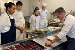 Gastronomi öğrencileri Michelin yıldızlı şefle mutfağa girdi